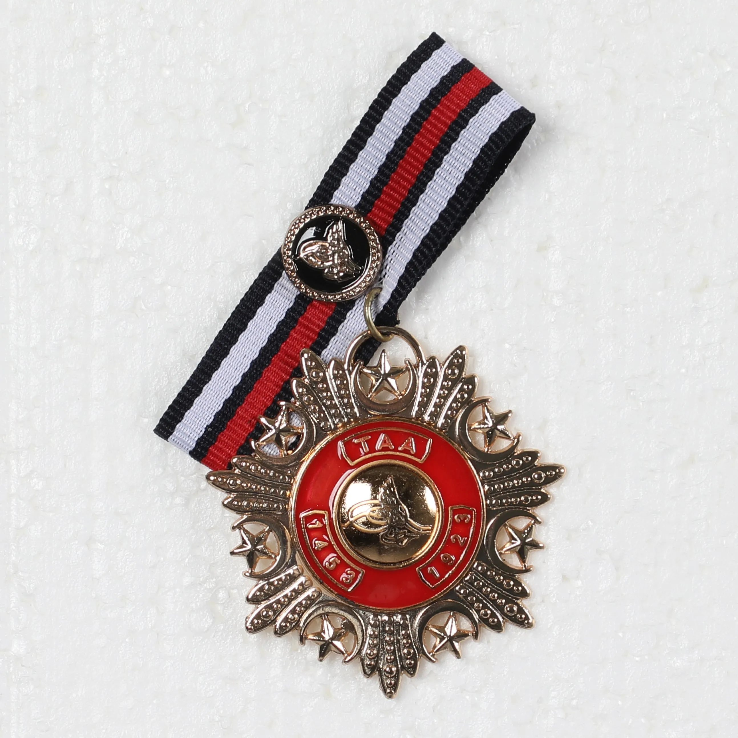 Designed Classy Broche